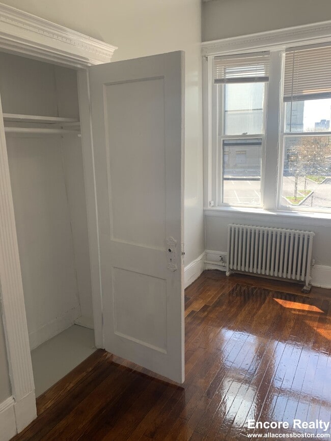 Building Photo - 447 Park Dr