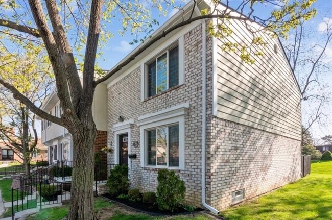 Building Photo - 1872 Newporte Ct