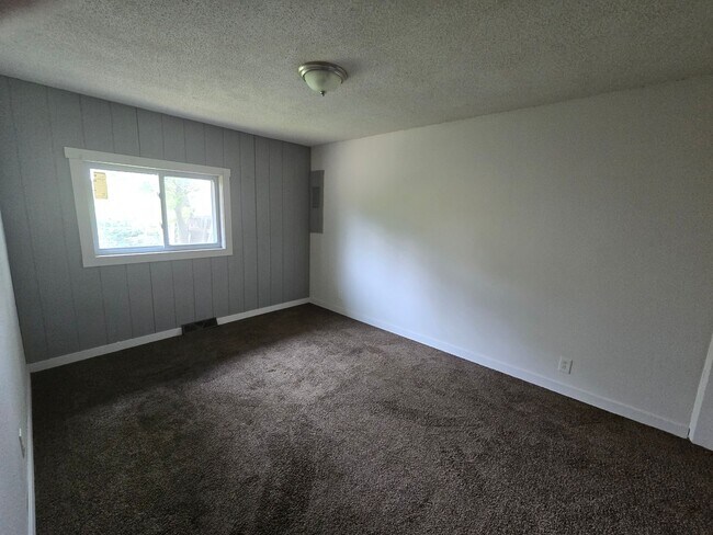 Building Photo - 3 bed 1 bath w/ fireplace!