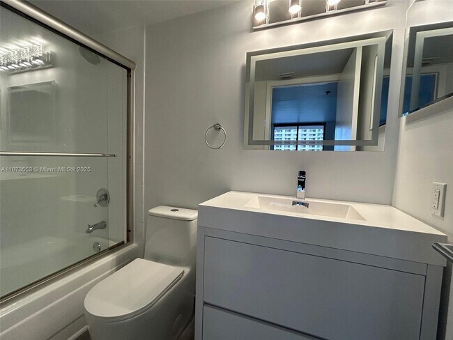 Building Photo - 540 Brickell Key Dr