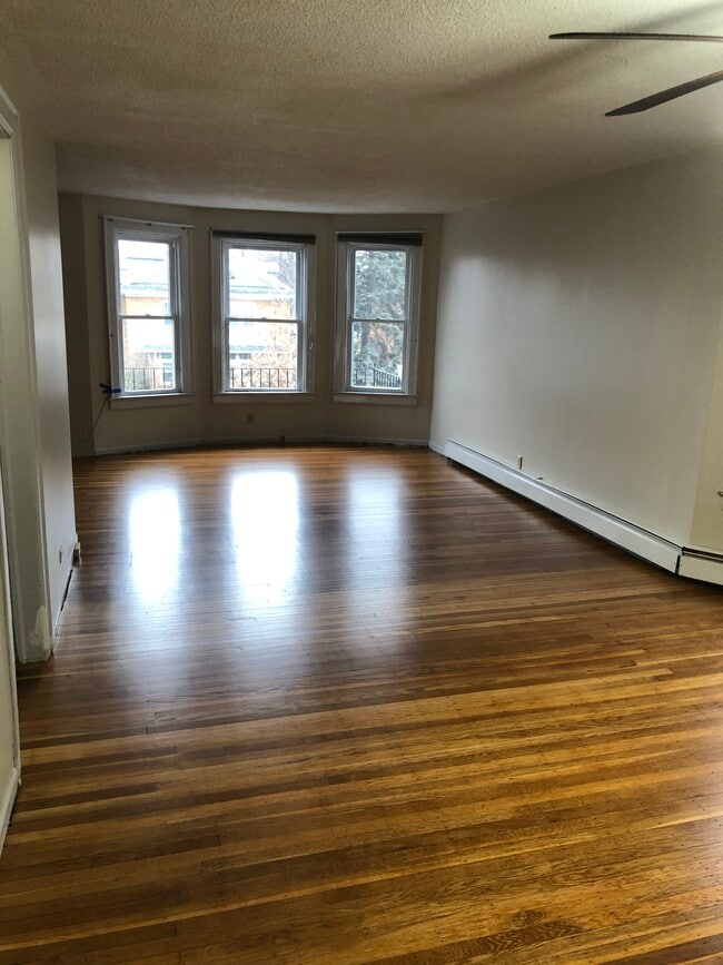 Living room - 1681 Amherst St