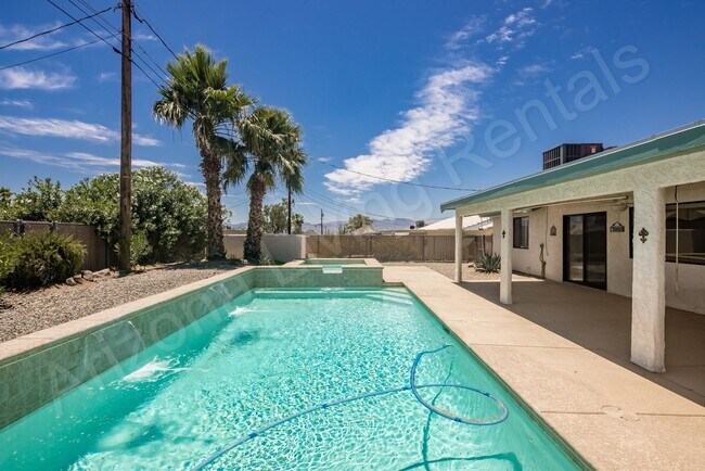 Foto del edificio - HEATED POOL & SPA