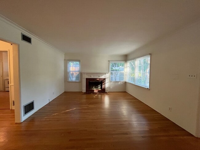 Building Photo - S of the Blvd 2+1.5 w/backyard, bonus space + appliances included!