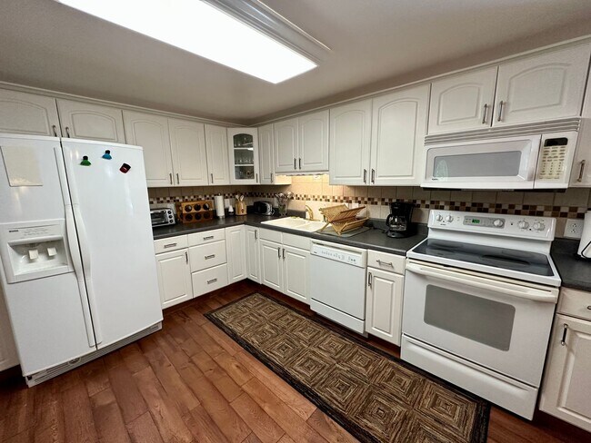 Foto del edificio - Lovely 3 bedroom/2 bathroom fully furnished home located in Tanglewood Subdivision