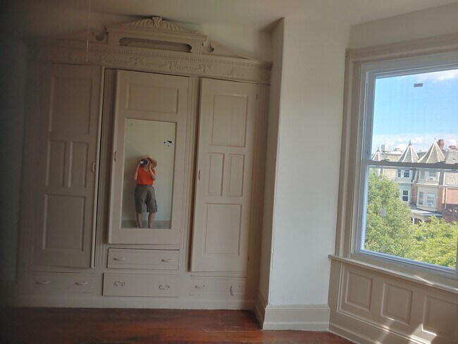 Large built in closet - 4719 Hazel Ave