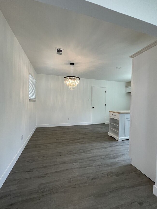 Building Photo - Newly Renovated 3bdrm 2bath Airy Oasis!