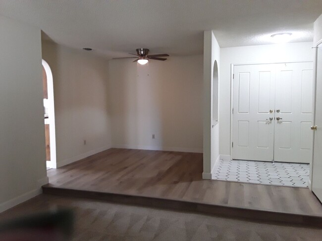 Foto del edificio - Citrus Heights 3 Bdrm, 2 bath - new carpet...