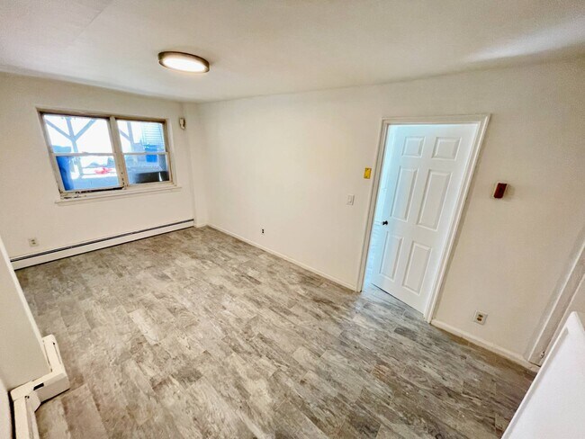 Building Photo - 1080 Rhinelander Ave