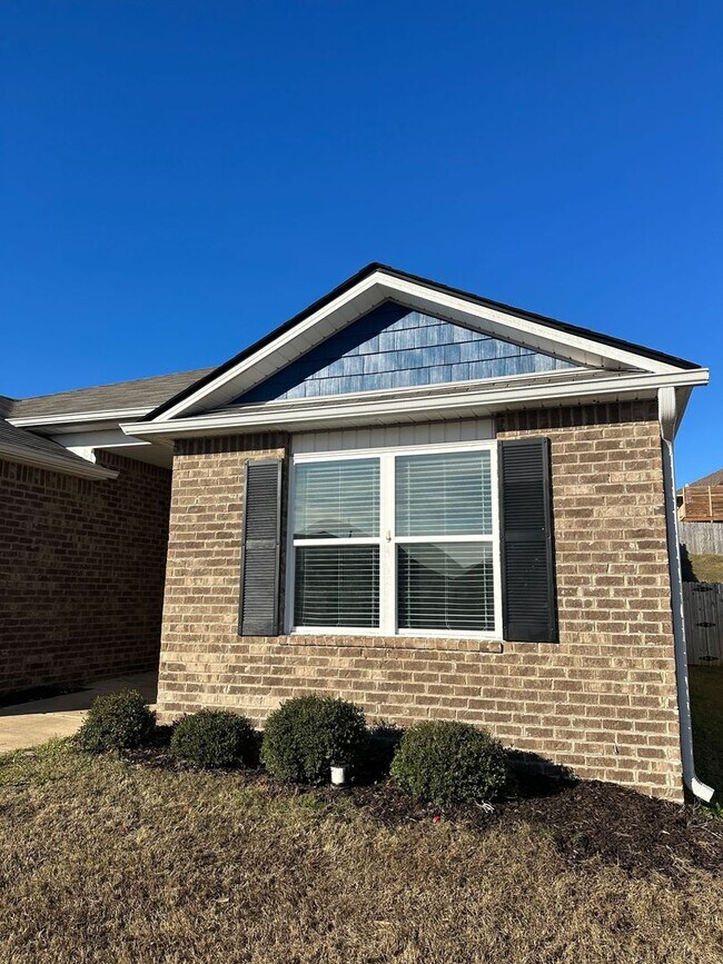 Building Photo - Stylish 4BR/2BA Home with Garage & Privacy Fence