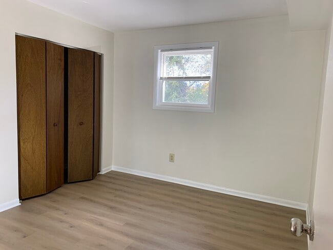 Building Photo - 11 Warren Lodge Ct