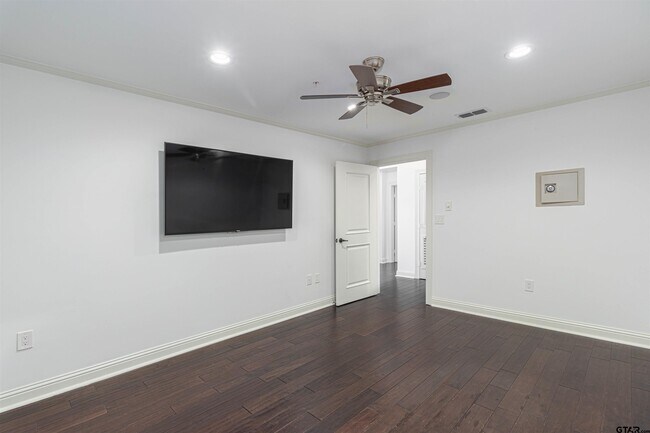 Building Photo - 2801 Wexford Dr