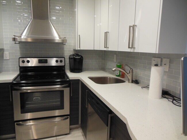 Foto del edificio - TWO BEDROOM TWO BATHROOM! WATERFRONT COMMU...