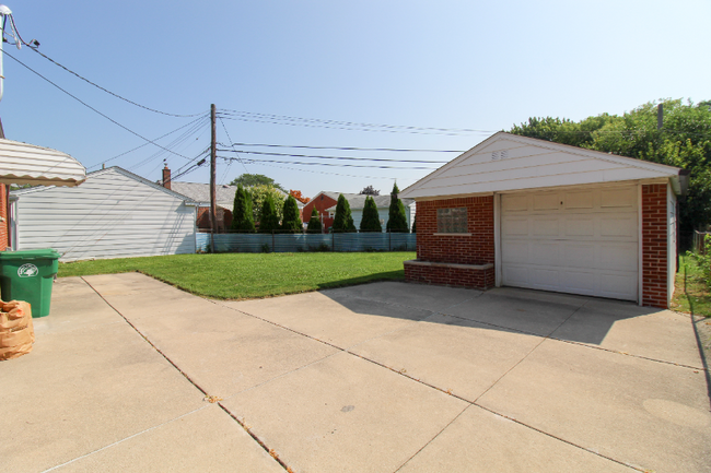 Building Photo - 6660 Cardwell St