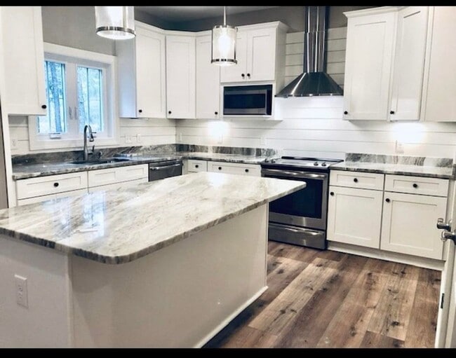 Building Photo - Stunning Home in Rose Hill!