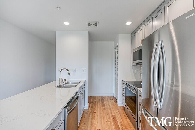 Foto del edificio - Top-Floor 2BD/2BA Condo w/ Stunning Park Views & Utilities Included