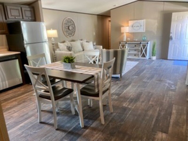 Foto del edificio - 71 Lakeside Ln