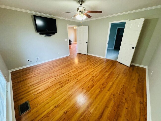 Foto del edificio - 449 Sanders Ln