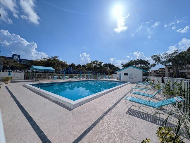 Foto del edificio - 4723 Lucerne Lakes Blvd E