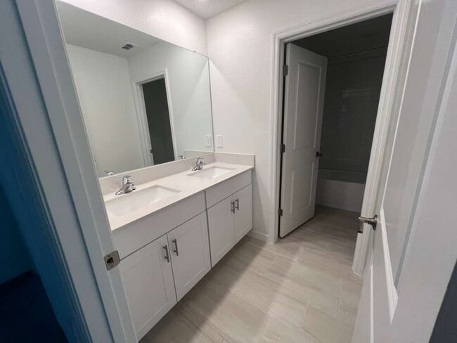 Foto del edificio - 17476 Happytrails St