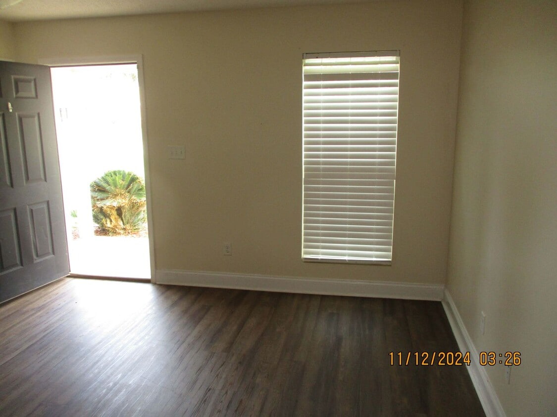 Building Photo - 215 Glade Ln