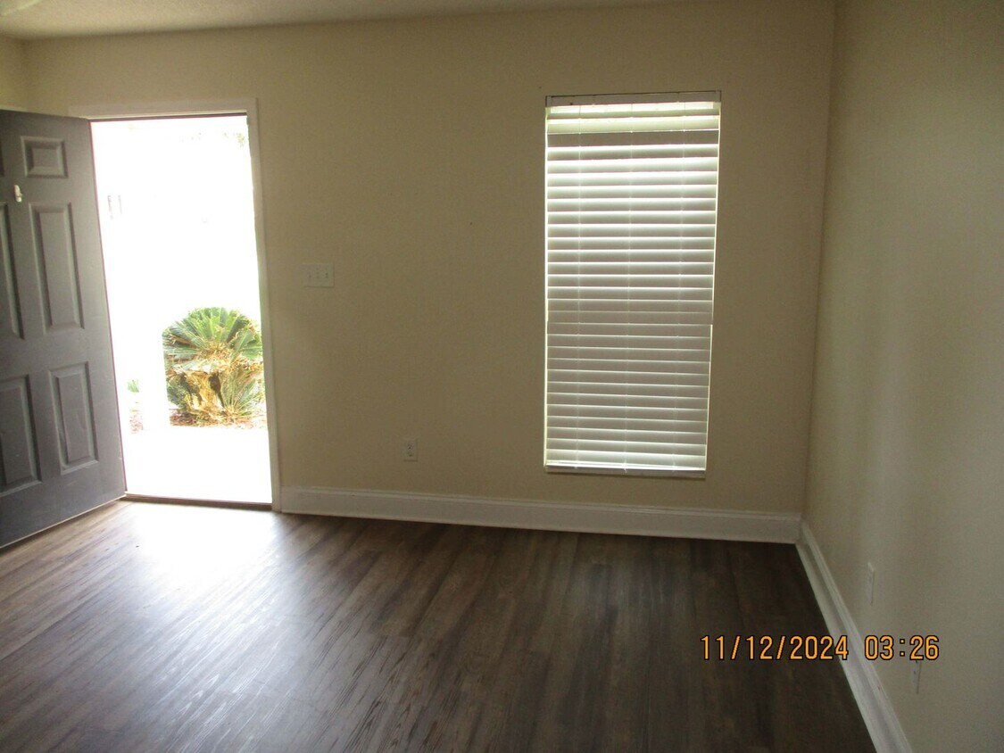 Foto del edificio - 215 Glade Ln