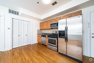 Building Photo - 528 47th St