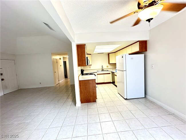 Building Photo - 1822 Avacado Ct