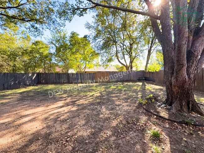 Foto del edificio - Cozy 3-Bedroom Home with Fireplace, Covered Patio & Large Fenced Backyard for Lease