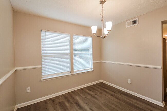 Foto del edificio - 1693 Laurel Creek Cir