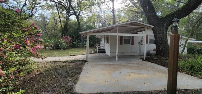 Foto del edificio - 1210 Carson Dr