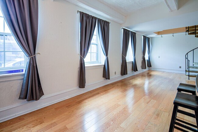 Foto del edificio - Welcome to the Baynard House; Elegant, Spacious & Bright Showing- Coming Soon