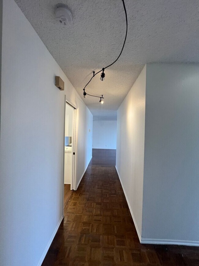 Foto del edificio - Location! Location! Location! Great 2 Bedr...