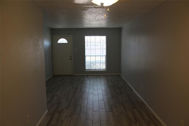 Foto del edificio - 1016 W Tri Oaks Ln