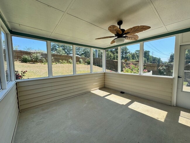 Foto del edificio - Sunroom and Fenced Backyard in the Heart of Kennesaw!