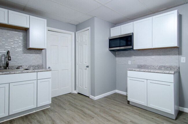 Building Photo - 2 Bed 1 Bath House