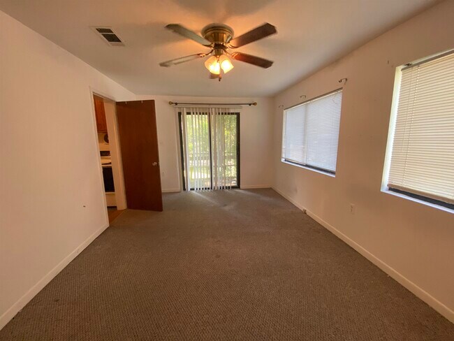Building Photo - 531 E Van Buren St
