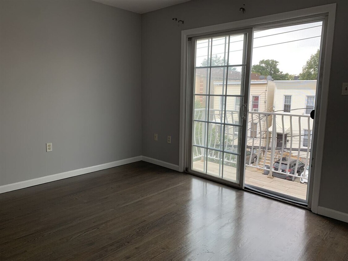 Primary Photo - 128 Zabriskie St