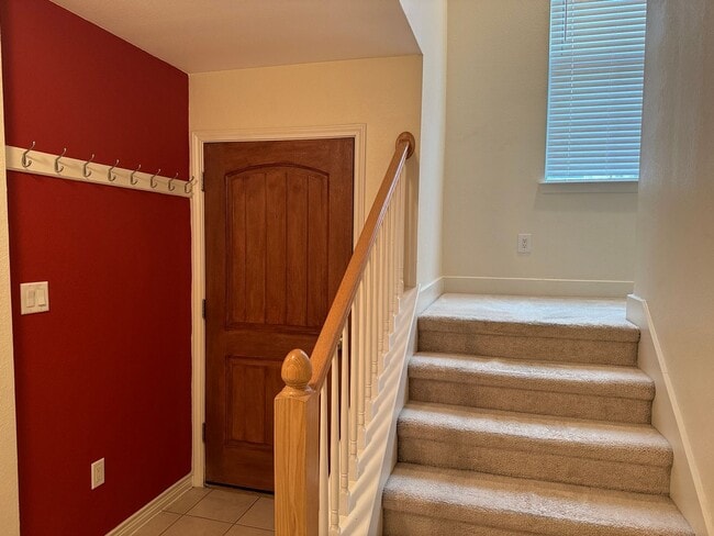 Building Photo - Lovely Townhome!