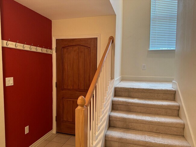 Foto del edificio - Lovely Townhome!