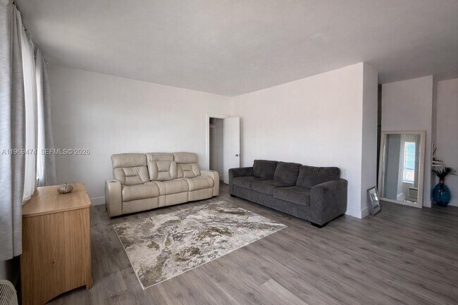 Foto del edificio - 7421 Carlyle Ave