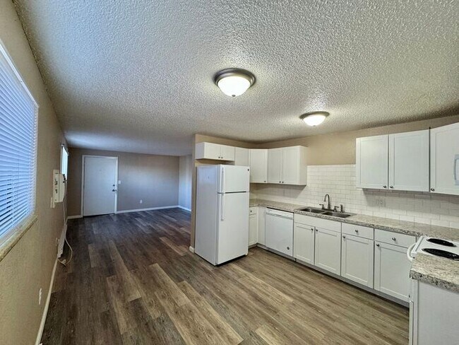 Building Photo - 1/2 Off 1st month's rent!!!! Beautifully R...
