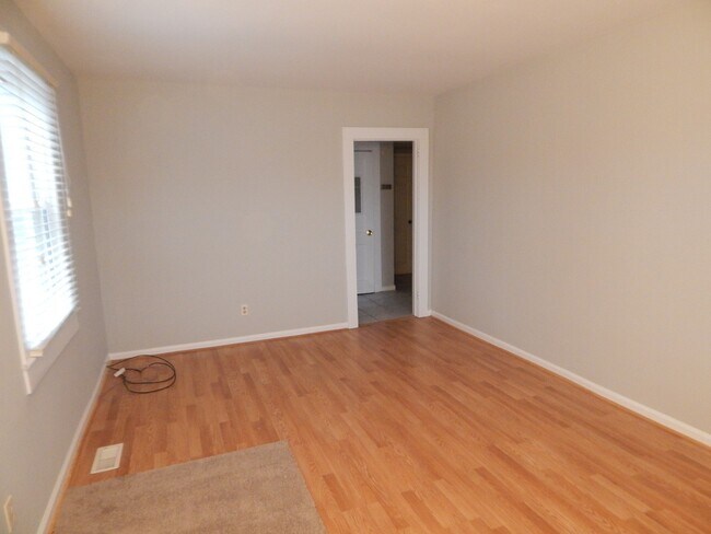 Foto del edificio - Lower Level, 1 Bedroom Apartment Near Johnnie Mercer's Pier, Includes Utilities and Off Street Pa...