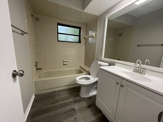 Building Photo - Fresh 3/3/2 Pool Home on Corner Lot in Spr...