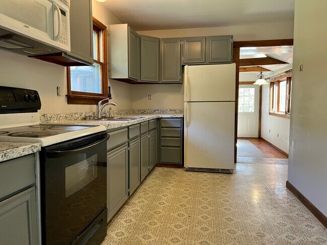 Building Photo - Single Family Home in Desirable Location