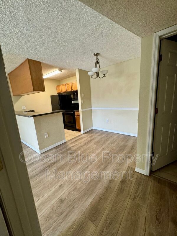 Building Photo - 220 Lake Parsons Green