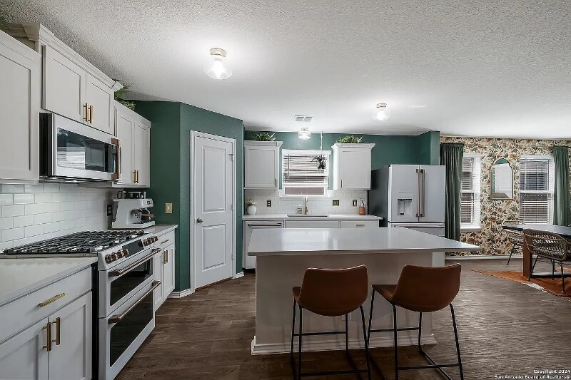 Primary Photo - 10019 Bur Sedge