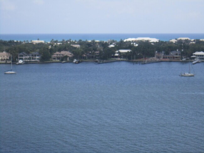 Building Photo - 132 Lakeshore Dr