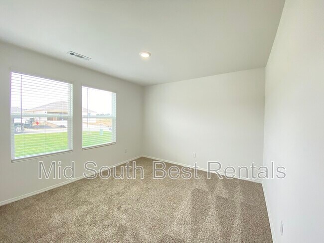 Foto del edificio - 45 Kelton Ln