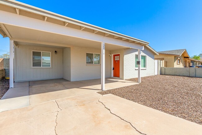 Building Photo - Beautifully updated 4 bed 2 bath home in h...