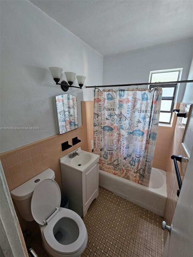 Foto del edificio - 7320 Carlyle Ave